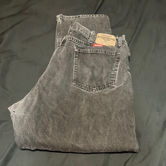 Wrangler Black Jeans 42x30 Relaxed Fit - Picture 1 of 6